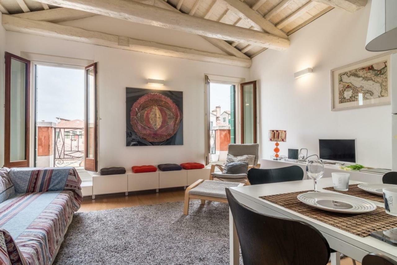 Carmini Canal View And Balcony With Lift Venice Exterior photo
