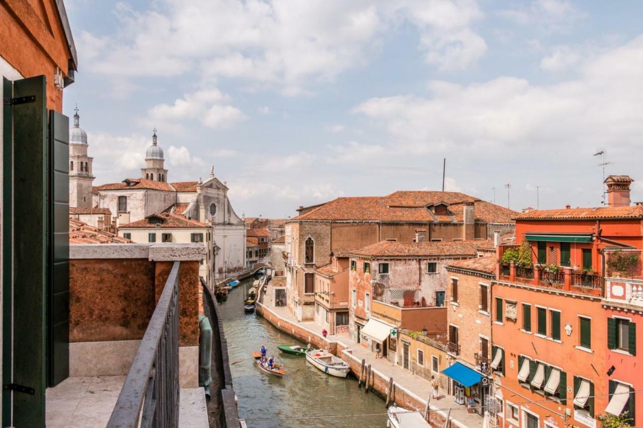 Carmini Canal View And Balcony With Lift Venice Exterior photo