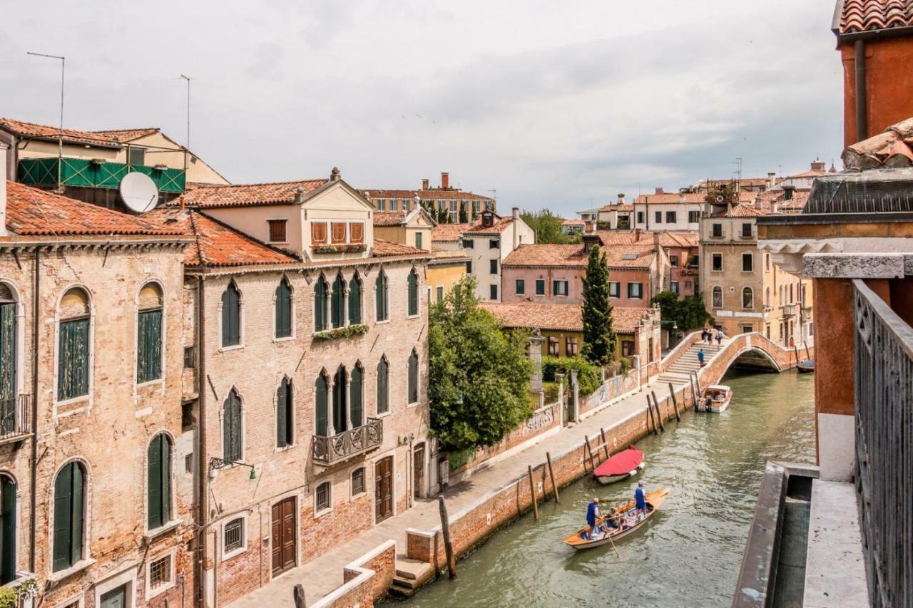 Carmini Canal View And Balcony With Lift Venice Exterior photo